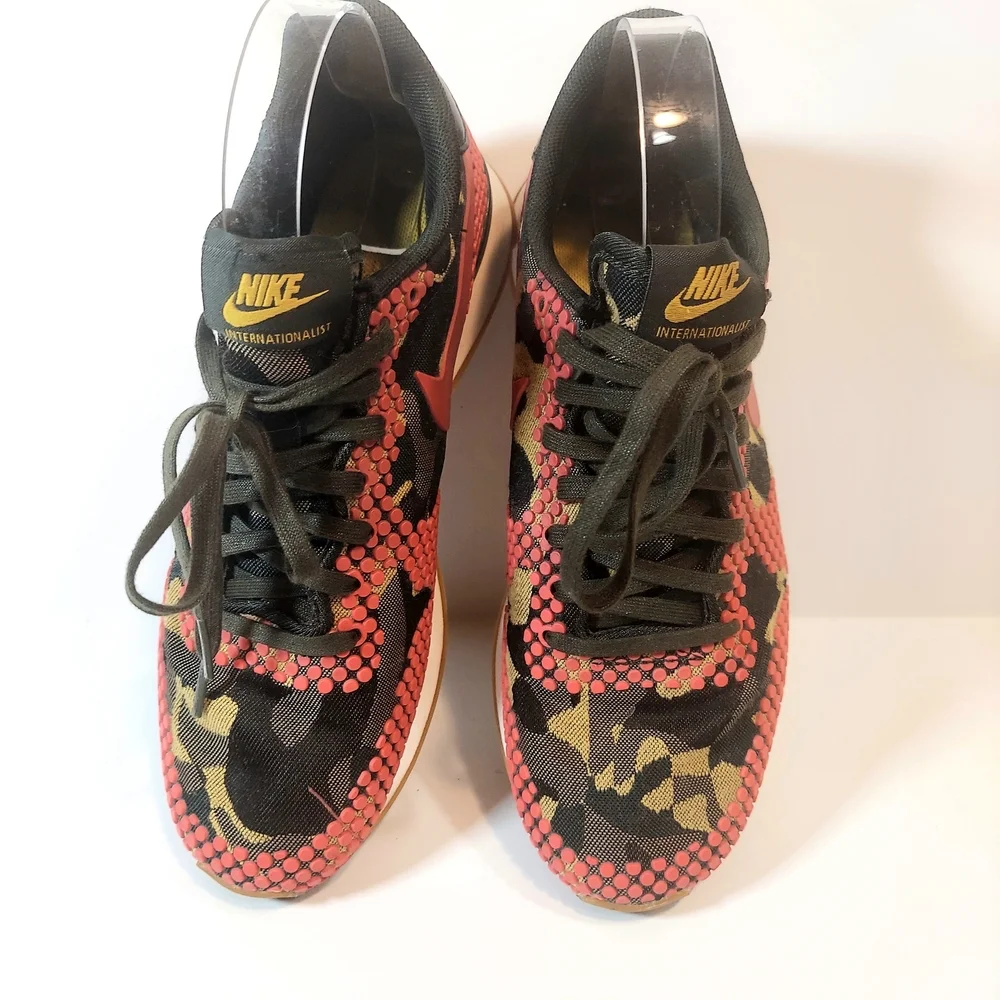 Nike sneakers red